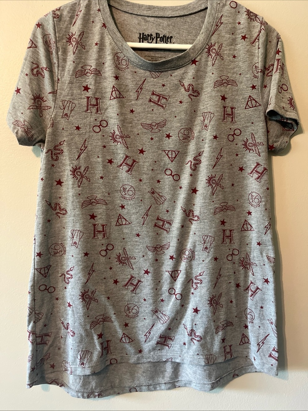 Women’s Harry Potter Gray Maroon Short Sleeve T-Shirt Large Logo Hogwarts